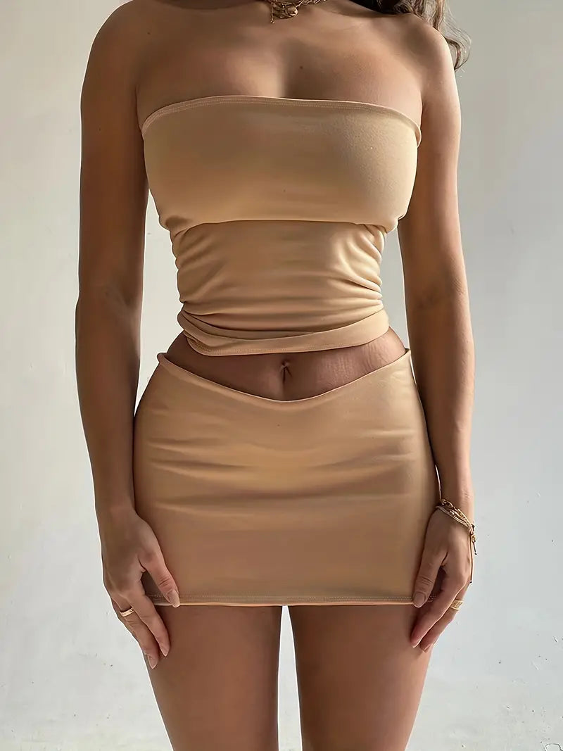 Divina: Top de Hombros Descubiertos y Minifalda