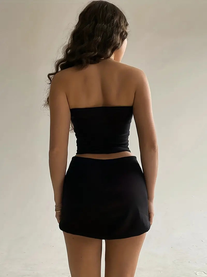 Divina: Top de Hombros Descubiertos y Minifalda