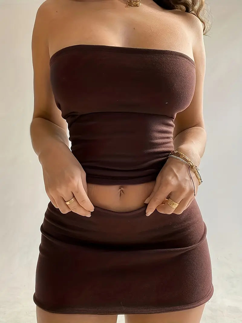 Divina: Top de Hombros Descubiertos y Minifalda